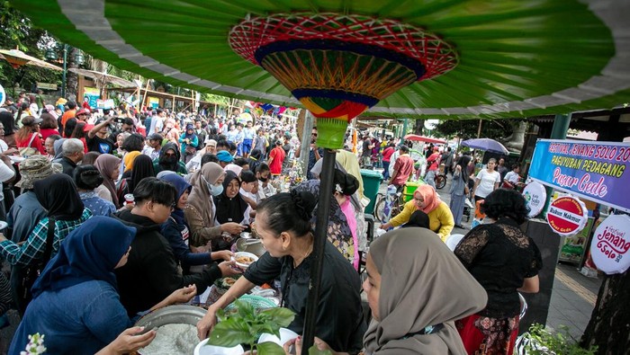 Festival Jenang Solo Panitia membagikan jenang (bubur kental tradisional) dalam Festival Jenang Solo 2025 di Ngarsopuro, Solo, Jawa Tengah, Senin (17/2/2025). Festival yang mengangkat tema Mustika Jenang Nusantara tersebut untuk melestarikan dan mengenalkan berbagai macam aneka jenang tradisional sekaligus upaya menarik kunjungan wisata di Kota Solo. ANTARA FOTO/Mohammad Ayudha/nym.