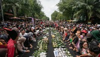 Warga berebut jenang (bubur kental tradisional) dalam Festival Jenang Solo 2025 di Ngarsopuro, Solo, Jawa Tengah, Senin (17/2/2025). 