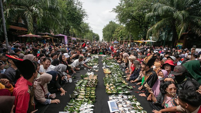 Festival Jenang Solo Panitia membagikan jenang (bubur kental tradisional) dalam Festival Jenang Solo 2025 di Ngarsopuro, Solo, Jawa Tengah, Senin (17/2/2025). Festival yang mengangkat tema Mustika Jenang Nusantara tersebut untuk melestarikan dan mengenalkan berbagai macam aneka jenang tradisional sekaligus upaya menarik kunjungan wisata di Kota Solo. ANTARA FOTO/Mohammad Ayudha/nym.