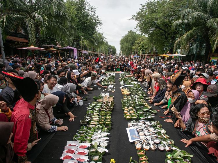 Berebut Bubur Kental di Festival Jenang Solo
