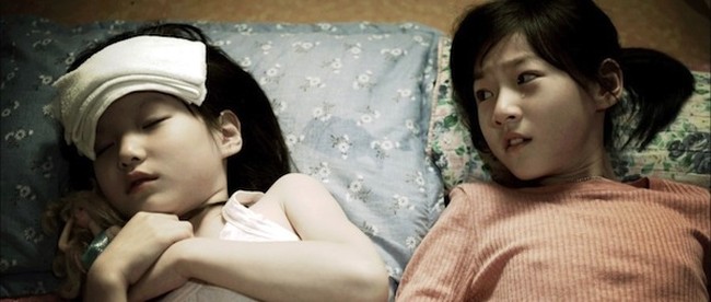 Kim Sae Ron dan adik perempuannya, Kim Ah Ron pernah beradu akting dalam film Barbie yang tayang pada tahun 2012. Barbie mencetak rekor sebagai film Korea pertama yang memenangkan penghargaan Film Terbaik di Festival Film Giffon di Italia. Foto: Instagram