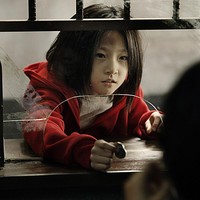 Setelah memulai debut akting, Kim Sae Ron dipertemukan dengan aktor kawakan Won Bin di The Man from Nowhere, film terlaris Korea Selatan pada tahun 2010. Dia diceritakan sebagai anak pecandu narkoba yang diculik jaringan kejahatan terorganisir. Foto: Instagram