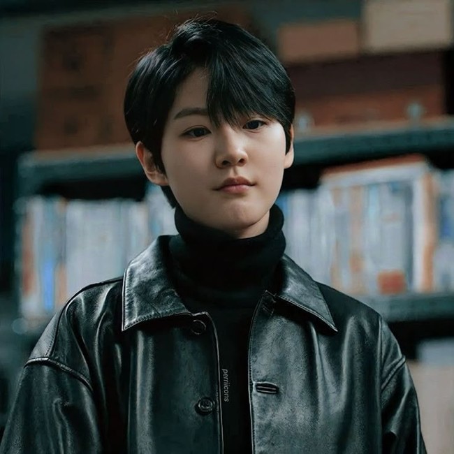 Bloodhounds menjadi drama Korea terakhir yang dibintangi Kim Sae Ron sebelum dikabarkan meninggal dunia. Tayang pada tahun 2023 lalu, beberapa adegannya harus diedit karena tersandung skandal menyetir dalam keadaan mabuk. Kim Sae Ron tampil manglingi dengan rambut pendek untuk pertama kalinya. Foto: Instagram