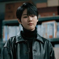 Bloodhounds menjadi drama Korea terakhir yang dibintangi Kim Sae Ron sebelum dikabarkan meninggal dunia. Tayang pada tahun 2023 lalu, beberapa adegannya harus diedit karena tersandung skandal menyetir dalam keadaan mabuk. Kim Sae Ron tampil manglingi dengan rambut pendek untuk pertama kalinya. Foto: Instagram
