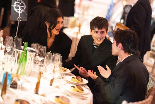 Di momen gala dinner, tampak Kylie menggunakan jas milik kekasihnya. Tampak Kylie belakangan semakin percaya diri bercakap-cakap dengan rekan selebriti lainnya.  Foto: Getty Images