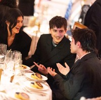 Di momen gala dinner, tampak Kylie menggunakan jas milik kekasihnya. Tampak Kylie belakangan semakin percaya diri bercakap-cakap dengan rekan selebriti lainnya.  Foto: Getty Images