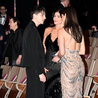 Hubungan Kylie Jenner dan Timothee Chalamet mulai terungkap pada April 2023. Sejak itu, mereka kerap tampil bersama di berbagai acara bergengsi, termasuk Golden Globes dan Santa Barbara International Film Festival.  Foto: Getty Images