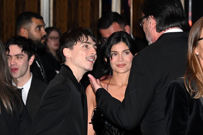Timothée Chalamet, yang dinominasikan sebagai Aktor Utama berkat perannya sebagai Bob Dylan dalam film biopik ‘A Complete Unknown’, mengenakan setelan double-breasted hitam klasik dari Bottega Veneta. Sementara itu, Kylie Jenner tampil anggun dengan gaun slip hitam berhiaskan detail gemerlap, melengkapi penampilan elegan Chalamet. Foto: Getty Images