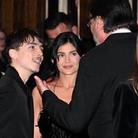 Timothée Chalamet, yang dinominasikan sebagai Aktor Utama berkat perannya sebagai Bob Dylan dalam film biopik ‘A Complete Unknown’, mengenakan setelan double-breasted hitam klasik dari Bottega Veneta. Sementara itu, Kylie Jenner tampil anggun dengan gaun slip hitam berhiaskan detail gemerlap, melengkapi penampilan elegan Chalamet. Foto: Getty Images
