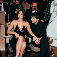 Meskipun Kylie tidak berjalan di karpet merah, di dalam acara keduanya tampak mesra. Mereka terlihat bergandengan tangan dan berbagi senyuman hangat saat duduk bersama.  Foto: Getty Images