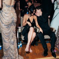 Pada satu momen, Timothee tampak berbisik di telinga Jenner, menambah kesan romantis pada malam itu. Foto: Getty Images