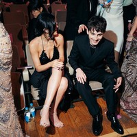 Kylie Jenner dan Timothee Chalamet tampil memukau di ajang British Academy Film Awards (BAFTA) 2025 yang digelar di Royal Festival Hall, London, Minggu (16/2/2025). Kehadiran pasangan ini menarik perhatian publik, terutama dengan penampilan serasi mereka dalam balutan busana serba hitam. Foto: Getty Images