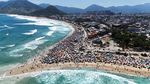 Foto Udara Warga Brasil Ramai Nyebur ke Pantai Saat Cuaca Panas Menyengat