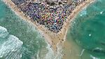Foto Udara Warga Brasil Ramai Nyebur ke Pantai Saat Cuaca Panas Menyengat