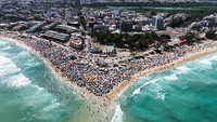Foto udara menggambarkan warga Brasil mencari kelegaan dari panasnya musim panas di pantai Macumba di Rio de Janeiro pada hari Minggu (16/2).