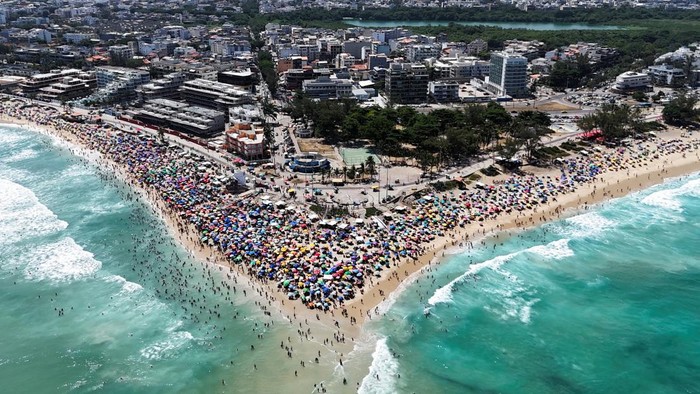 Foto Udara Warga Brasil Ramai-ramai Nyebur ke Pantai Saat Cuaca Panas Menyengat A drone view shows people enjoying the Macumba beach, during a heatwave in Rio de Janeiro, Brazil, February 16, 2025. REUTERS/Ricardo Moraes