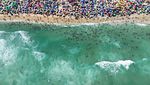 Foto Udara Warga Brasil Ramai Nyebur ke Pantai Saat Cuaca Panas Menyengat