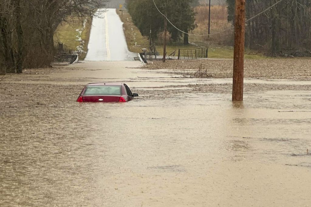 Foto yang disediakan oleh Kantor Sheriff Warren County, Ky., ini menunjukkan mobil yang terendam sebagian di luar Bowling Green, Ky., pada hari Sabtu, 15 Februari 2025. (Warren County Sheriff's Office via AP)