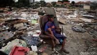 Sebelumnya puluhan rumah di area ini digusur oleh aparat gabungan Pengadilan Negeri Jakarta Timur.