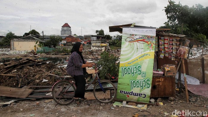 Geber Program 3 Juta Rumah, Permukiman Warga di Pulogebang Digusur Permukiman warga di Pulogebang, Cakung, Jakarta Timur, digusur untuk program 3 juta rumah. Lahan yang ditempati warga ternyata milik Perumnas.