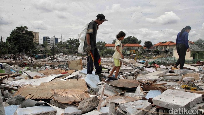 Permukiman warga di Pulogebang, Cakung, Jakarta Timur, digusur untuk program 3 juta rumah. Lahan yang ditempati warga ternyata milik Perumnas.
