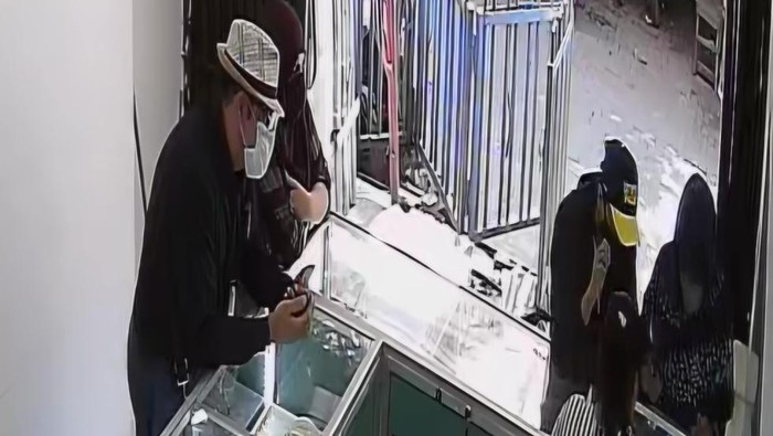 Aksi pencurian yang melibatkan bule asal Arab di Toko Emas JJ, Kecamatan Semarang Barat.