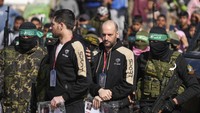 Ketiga sandera yang dibebaskan oleh Hamas itu, seperti dilansir AFP, Sabtu (15/2/2025), masing-masing memiliki kewarganegaraan ganda, dengan dua di antaranya berstatus warga negara Israel-Amerika Serikat (AS) dan Israel-Rusia, sedangkan satu lainnya berstatus warga Israel-Argentina.  