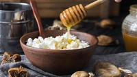 Makanan pencegah heartburn selanjutnya, produk susu rendah lemak. Tak hanya susu segar, tapi juga keju, yogurt, dan es krim. Jangan pilih yang tinggi lemak karena memperbesar peluang heartburn. Foto: Getty Images/iStockphoto/Roman_Kozhevnikov