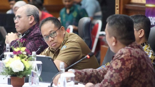 Pj Gubernur Mahendra saat memimpin High Level Meeting (HLM) TPID Provinsi Bali.