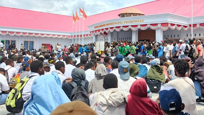 Siswa SMA di Kabupaten Jayawijaya, Papua Pegunungan, menggelar demonstrasi menolak program makan bergizi gratis (MBG) dari pemerintah pusat.
