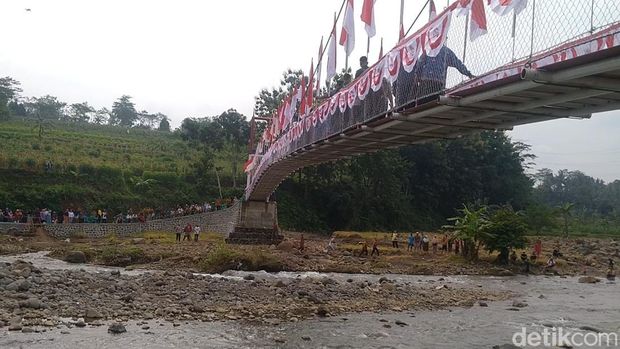 Penampakan Jembatan Merah Putih di Kecamatan Tersono, Batang, Senin (17/2/2025).