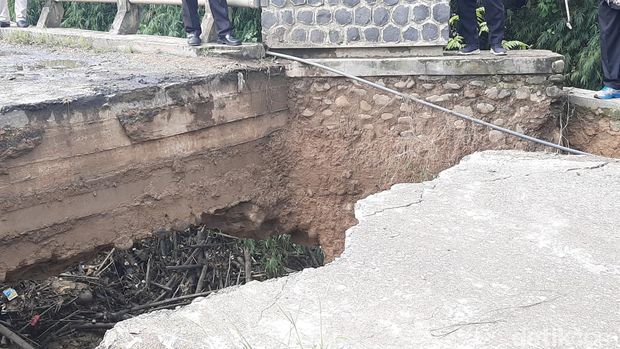 Jembatan Desa Pelemgede Kecamatan Pucakwangi Kabupaten Pati ambruk, Senin (17/2/2025).