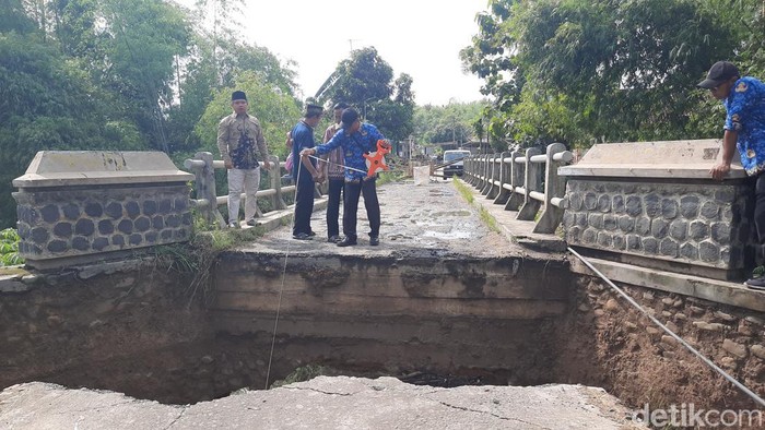 Jembatan Desa Pelemgede Kecamatan Pucakwangi Kabupaten Pati ambruk, Senin (17/2/2025).