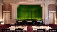Berlokasi di Singapura, Gucci membuka restoran yang dikelola langsung oleh Massimo Bottura seorang chef bergelar bintang Michelin. Tak hanya hidangannya yang mewah tetapi interiornya juga dibuat klasik nan elegan. Foto: The S Media