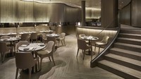 Emporio Armani melebarkan sayap pada bisnis kuliner. Di Italia ada kafenya yang didesain dengan konsep elegan yang menawarkan fine dining hingga bar sampanye. Foto: The S Media