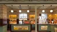 Klasik dan elegan menjadi deskripsi yang cocok untuk kafe milik Prada. Bar Luce buka di Milan dengan menyajikan makanan dan minuman dengan desain interior bergaya 50an. Foto: The S Media