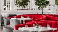 Kesan merah nan mewah bisa ditemui di Vogue Cafe. Majalah mode ternama di dunia ni hadirkan sensasi bersantai di kafe layaknya para model papan atas. Foto: The S Media