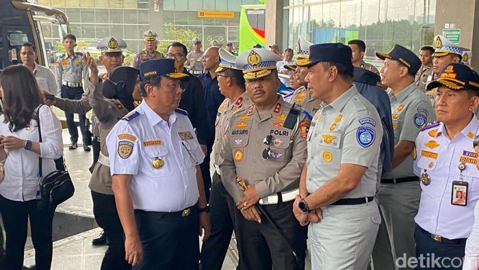 Kakorlantas Polri Irjen Agus Suryonugroho bersama Wamenhub Suntana mengecek kesiapan Terminal Pulo Gebang jelang Lebaran.