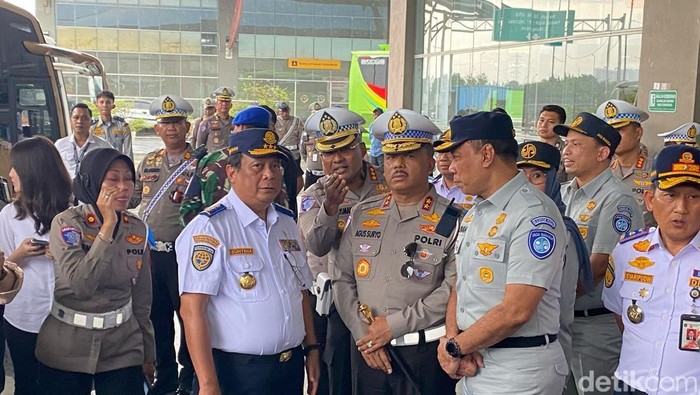 Kakorlantas Polri Irjen Agus Suryonugroho bersama Wamenhub Suntana mengecek kesiapan Terminal Pulo Gebang jelang Lebaran.