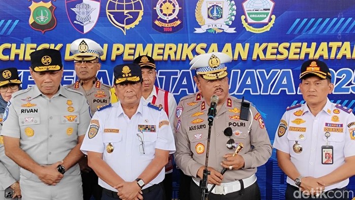 Kakorlantas Polri Irjen Agus Suryonugroho mengecek Terminal Pulo Gebang, dalam rangka Operasi Keselamatan 2025 sekaligus kesiapan Operasi Ketupat 2025, Senin (17/2/2025).