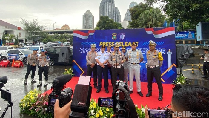 Kakorlantas Polri Irjen Agus Suryonugroho menyebut ada 100 kendaraan travel gelap diamankan selama Operasi Keselataman di Jakarta dan sekitarnya.