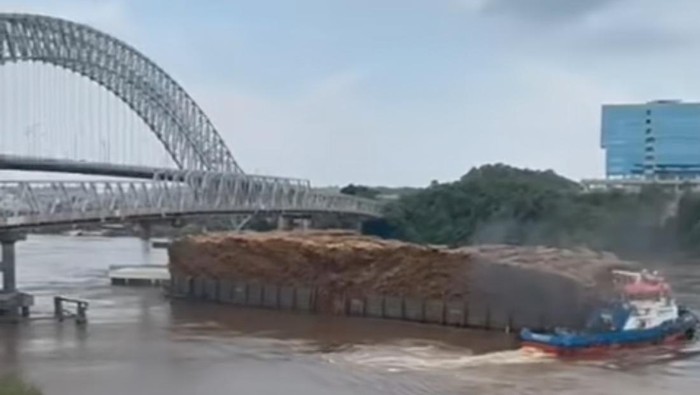 Kapal tongkang tabrak jembatan Mahakam di Samarinda.