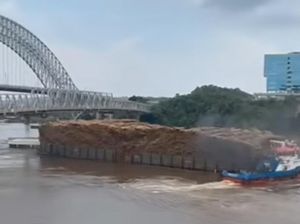 Tongkang Muat Kayu Tabrak Jembatan Mahakam Samarinda hingga Retak