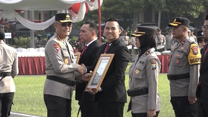 Kapolda Jatim Beri Penghargaan ke Ratusan Anggota Polisi-Masyarakat