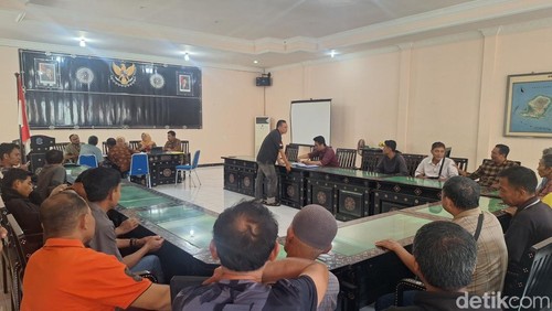 Puluhan karyawan salah satu hotel berbintang yang terkena PHK sepihak, mendatangi Kantor Disnaker Provinsi NTB, Senin (17/2/2025).