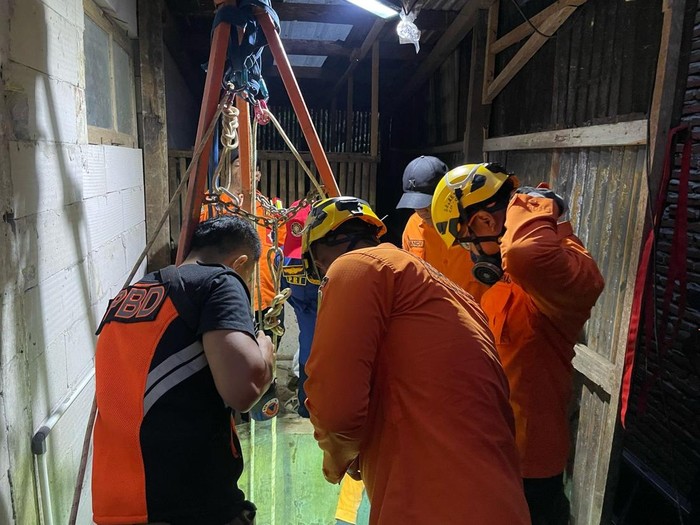 Proses evakuasi korban tewas diduga menghirup gas beracun di dalam sumur warga Desa Krangean, Kecamatan Kertanegara, Kabupaten Purbalingga, Minggu (16/2/2025) malam.