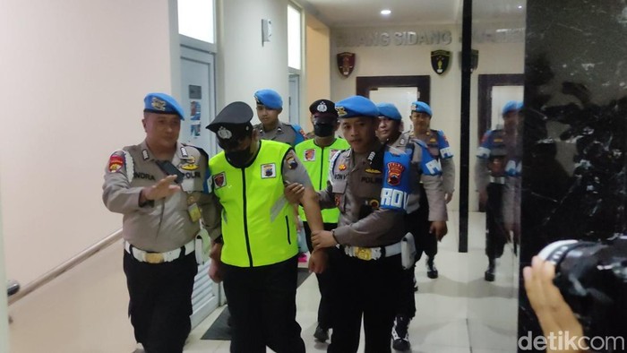 Kedua oknum polisi pemeras remaja usai menjalani sidang etik di Mapolda Jateng, Senin (17/2/2025).