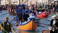 Saat festival, orang-orang naik ke perahu dan berparade di sepanjang kanal Venesia.