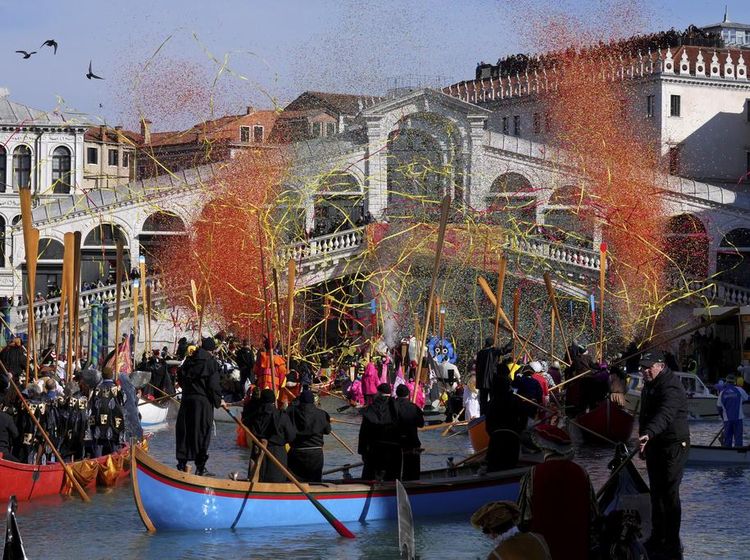 Kemeriahan Parade Dayung Tradisional di Kanal Venesia Italia