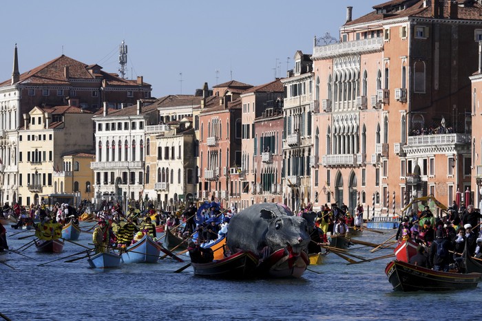Kemeriahan Parade Dayung Tradisional di Kanal Venesia Italia Boats sail during the traditional rowing parade, part of the historical Venice Carnival, in Venice, Italy, Sunday, Feb. 16, 2025. (AP Photo/Antonio Calanni)